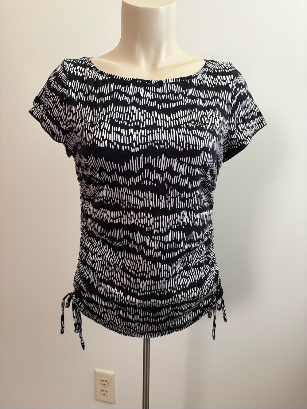 White House Black Market Monochrome Ruched Sides Boat Neck Size Small